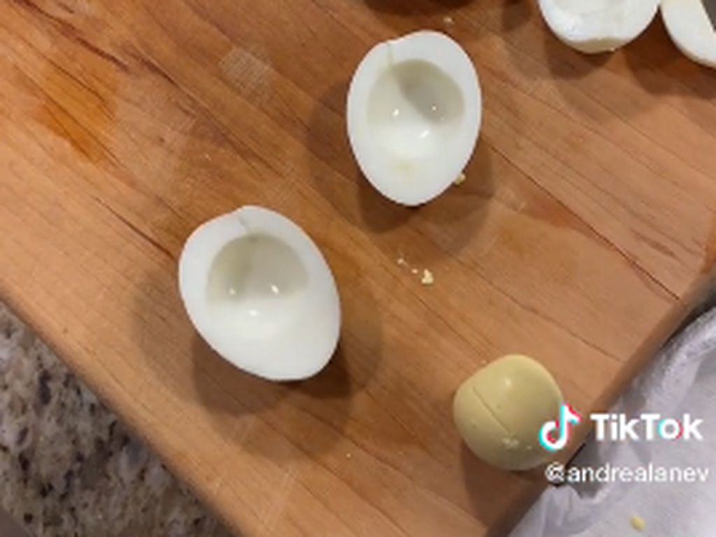 Viral Netizen Potong Telur Jadi 2 dengan Sempurna, Pakai Trik Ini
