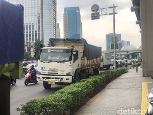 Truk Mogok Bikin Macet di Jalan Gatsu Jaksel Belum Dievakuasi Truk Mogok Bikin Macet di Jalan Gatsu Jaksel Belum Dievakuasi