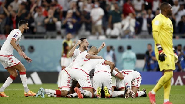 Soccer Football - FIFA World Cup Qatar 2022 - Group D - Tunisia v France - Education City Stadium, Al Rayyan, Qatar - November 30, 2022 Tunisia's Wahbi Khazri celebrates scoring their first goal with teammates REUTERS/Benoit Tessier