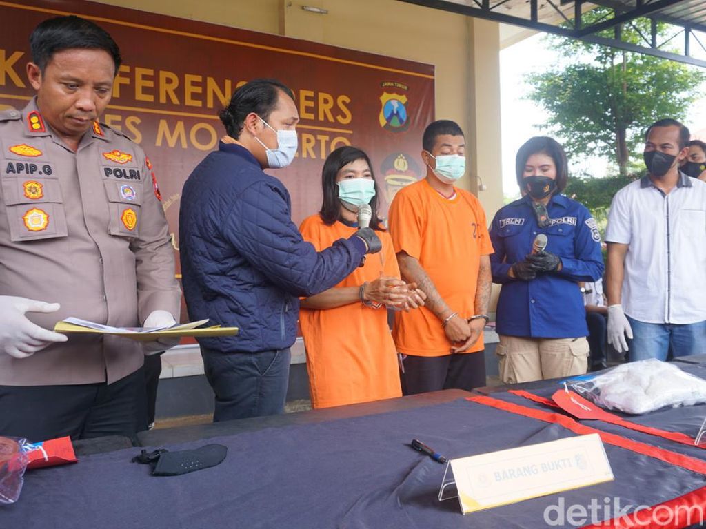 Demi Nafkahi 3 Anak, Istri di Mojokerto Ikuti Jejak Suami Edarkan Pil Koplo Demi Nafkahi 3 Anak, Istri di Mojokerto Ikuti Jejak Suami Edarkan Pil Koplo