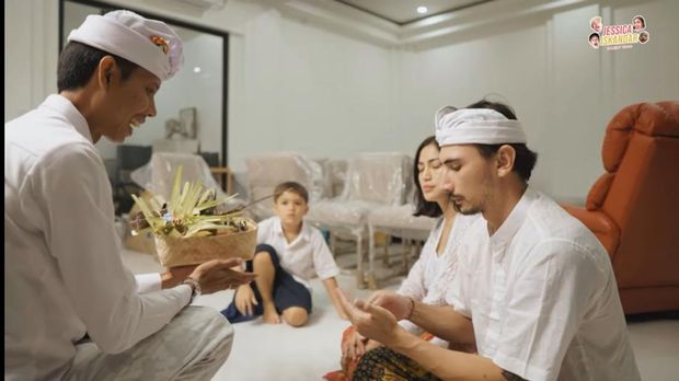 Upacara Melaspas Rumah Baru Jessica Iskandar dan Vincent di Bali