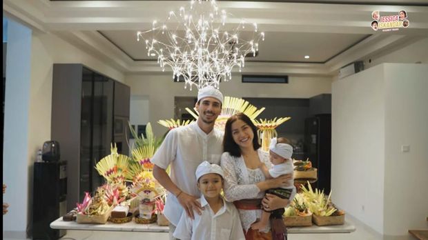 Upacara Melaspas Rumah Baru Jessica Iskandar dan Vincent di Bali