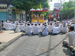 Desa Adat Kuta Gelar Nangluk Merana, Akses ke Pantai Dialihkan