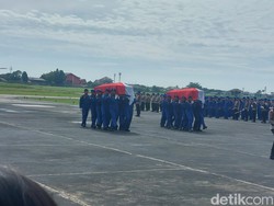 Kapolri Pimpin Upacara Penyerahan 2 Jenazah Kru Heli yang Jatuh di Babel