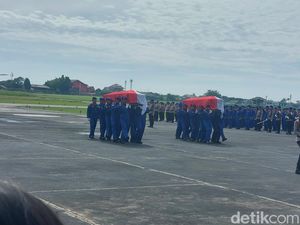 Kapolri Pimpin Upacara Penyerahan 2 Jenazah Kru Heli yang Jatuh di Babel Kapolri Pimpin Upacara Penyerahan 2 Jenazah Kru Heli yang Jatuh di Babel