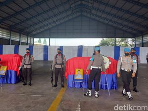 Kapolri Pimpin Penyerahan 2 Jasad Kru Helikopter Jatuh di Babel Kapolri Pimpin Penyerahan 2 Jasad Kru Helikopter Jatuh di Babel