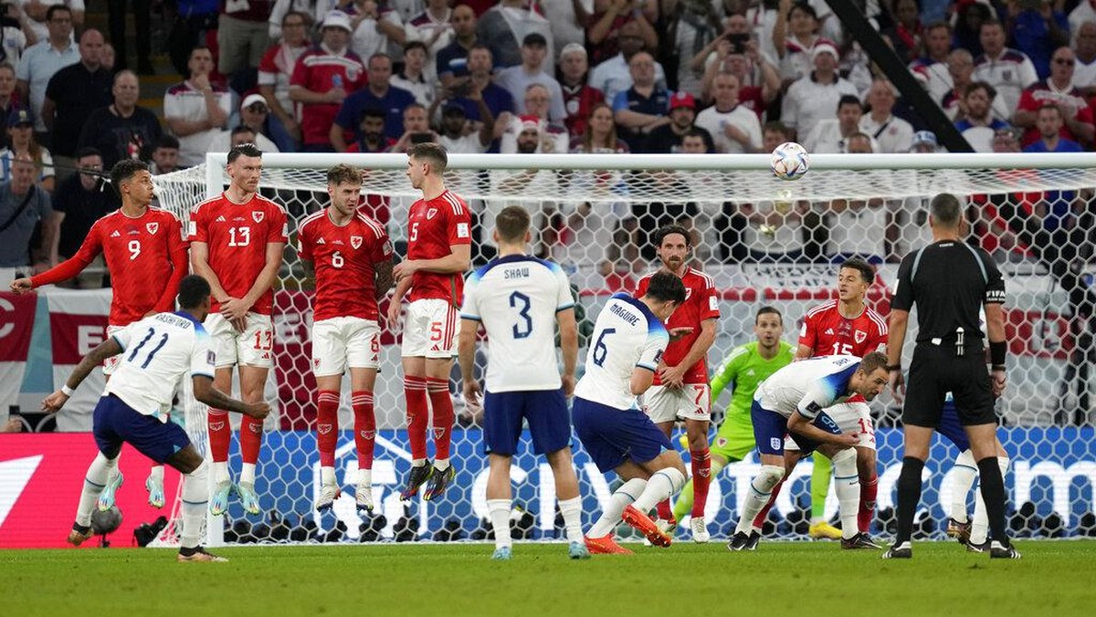 Sepakan bebas Marcus Rashford membawa Inggris memimpin 1-0 atas Wales (AP/Thanassis Stavrakis)