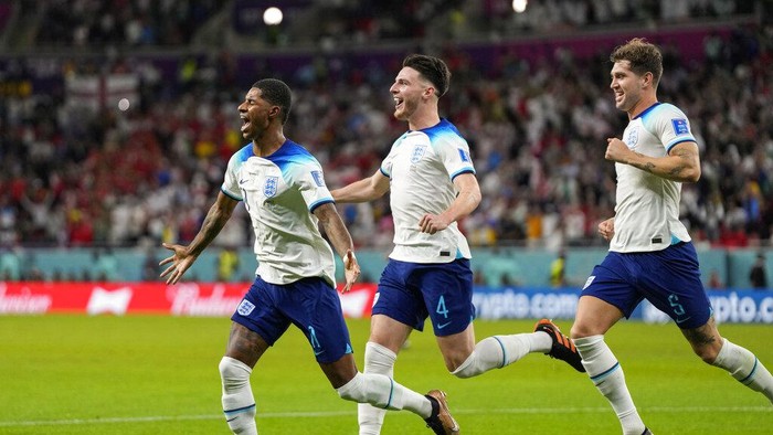 Englands Marcus Rashford, left, celebrates after scoring the opening goal during the World Cup group B soccer match between England and Wales, at the Ahmad Bin Ali Stadium in Al Rayyan , Qatar, Tuesday, Nov. 29, 2022. (AP Photo/Frank Augstein)