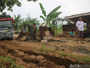 Jalur Alternatif Rusak Parah, Warga Prawoto Pati Tanam Pohon Pisang di Jalan