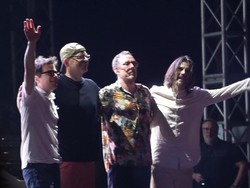 Rivers Cuomo Pamer Ngomong Indo-Bali, Konser Weezer Getarkan Nusa Dua