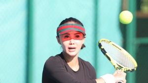 7 Foto Yuni Shara saat Main Tenis yang Bikin Salfok, Tubuh Bak ABG Disorot