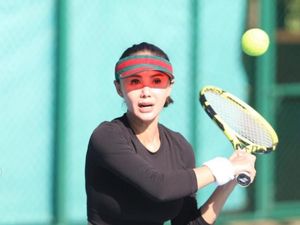 7 Foto Yuni Shara saat Main Tenis yang Bikin Salfok, Tubuh Bak ABG Disorot