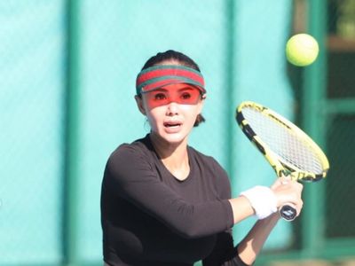 7 Foto Yuni Shara saat Main Tenis yang Bikin Salfok, Tubuh Bak ABG Disorot