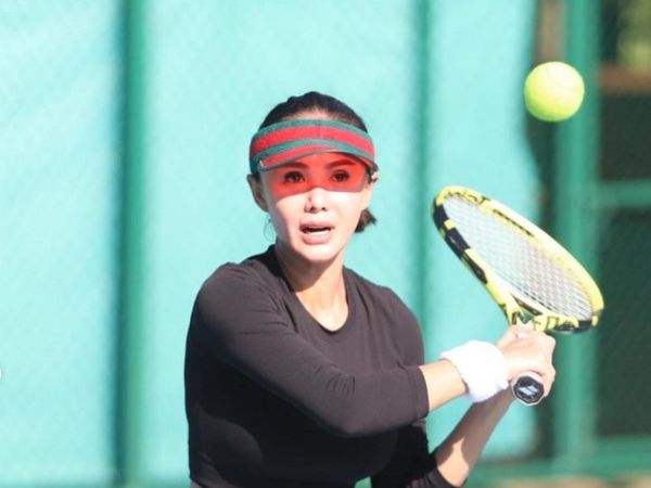 7 Foto Yuni Shara saat Main Tenis yang Bikin Salfok, Tubuh Bak ABG Disorot