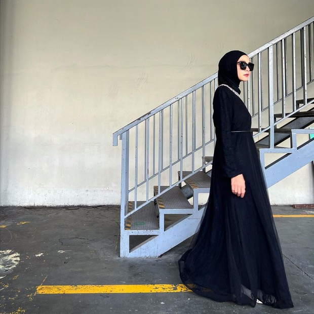 Zaskia dengan dress hitam/Sumber: IG @zaskiadyamecca