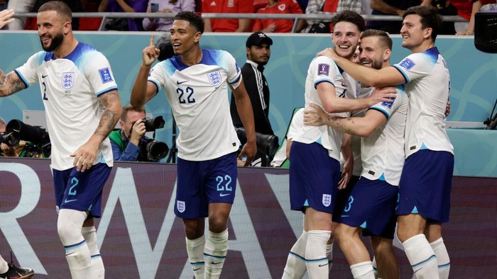 DOHA, QATAR - NOVEMBER 29: Kyle Walker, Jude Bellingham, Declan Rice, Luke Shaw and Harry Maguire of England celebrate goal during the FIFA World Cup Qatar 2022 Group B match between Wales and England at Al Janoub Stadium on November 29, 2022 in Doha, Qatar. (Photo by Richard Sellers/Getty Images)