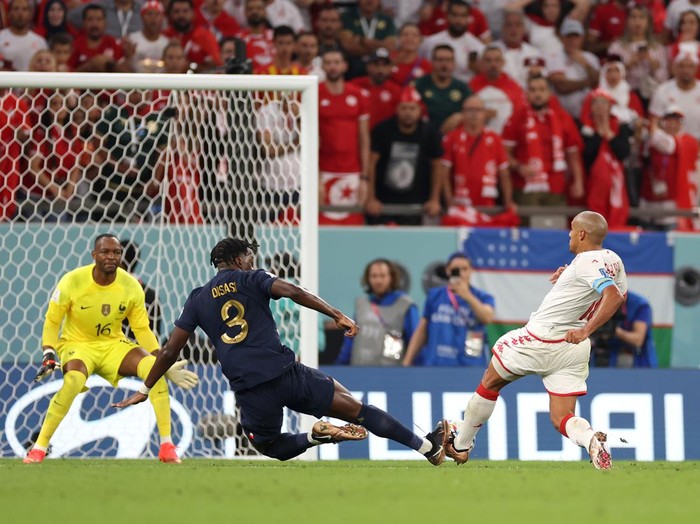 AL RAYYAN, QATAR - NOVEMBER 30: Antoine Griezmann of France helps a dejected Wajdi Kechrida of Tunisia to his feet during the FIFA World Cup Qatar 2022 Group D match between Tunisia and France at Education City Stadium on November 30, 2022 in Al Rayyan, Qatar. (Photo by James Williamson - AMA/Getty Images)