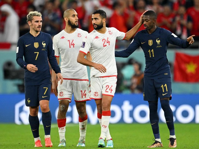 AL RAYYAN, QATAR - NOVEMBER 30: Antoine Griezmann of France helps a dejected Wajdi Kechrida of Tunisia to his feet during the FIFA World Cup Qatar 2022 Group D match between Tunisia and France at Education City Stadium on November 30, 2022 in Al Rayyan, Qatar. (Photo by James Williamson - AMA/Getty Images)