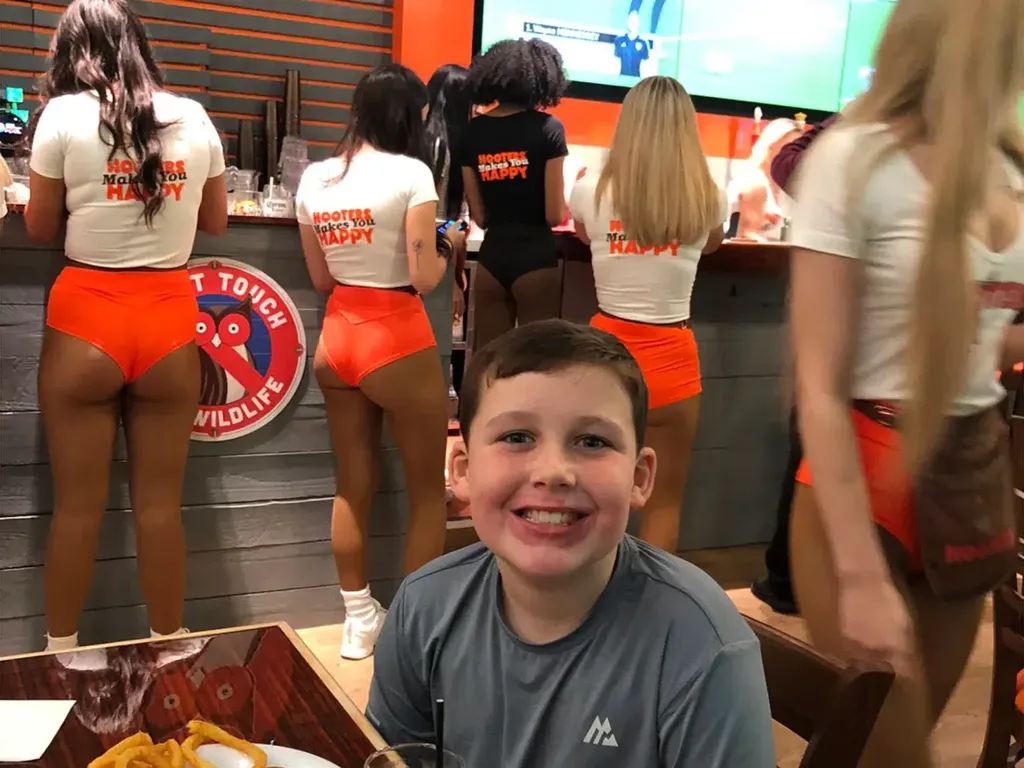 Anak 9 Tahun Diajak ke Hooters Gegara Rapornya Bagus, Sang Ayah Dihujat Anak 9 Tahun Diajak ke Hooters Gegara Rapornya Bagus, Sang Ayah Dihujat