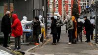 Antrean Panjang Tes COVID-19 di Permukiman Warga Beijing
