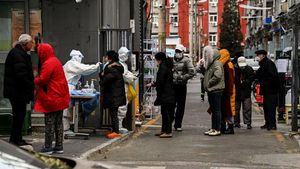 Antrean Panjang Tes COVID-19 di Permukiman Warga Beijing