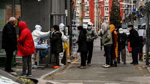 Antrean Panjang Tes COVID-19 di Permukiman Warga Beijing