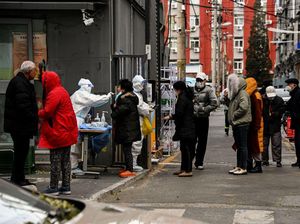 Antrean Panjang Tes COVID-19 di Permukiman Warga Beijing