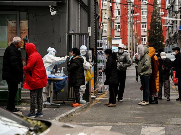 Antrean Panjang Tes COVID-19 di Permukiman Warga Beijing