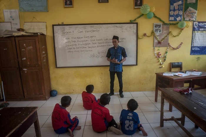 Guru honorer mengajar siswa di SDN 2 Sukamanah, Lebak, Banten, Kamis (1/12/2022). Pemerintah Kabupaten Lebak memberikan bantuan dana insentif untuk guru honorer SD dan SMP sebesar Rp600 ribu per bulan guna memberi mereka motivasi dan semangat mengajar. ANTARA FOTO/Muhammad Bagus Khoirunas/nym.