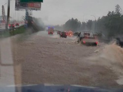 Banjir di Tol BSD, Pengendara Diminta Cari Jalur Lain