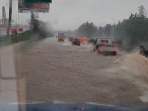 Banjir di Tol BSD, Pengendara Diminta Cari Jalur Lain Banjir di Tol BSD, Pengendara Diminta Cari Jalur Lain