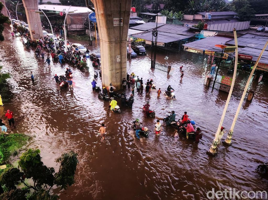 Banjir Juga Bikin Jalan Ciledug Kelelep