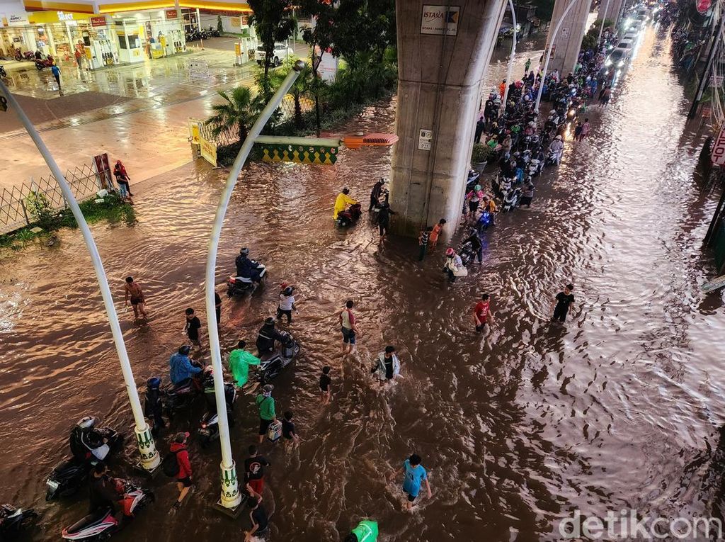 Jl Ciledug Jaksel Banjir, Arus Lalu Lintas Sempat Terputus Jl Ciledug Jaksel Banjir, Arus Lalu Lintas Sempat Terputus