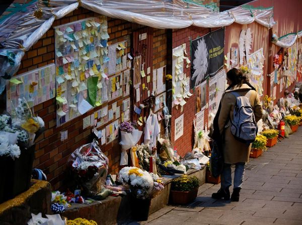 Bunga dan Ucapan Duka Masih Bertebaran di Itaewon