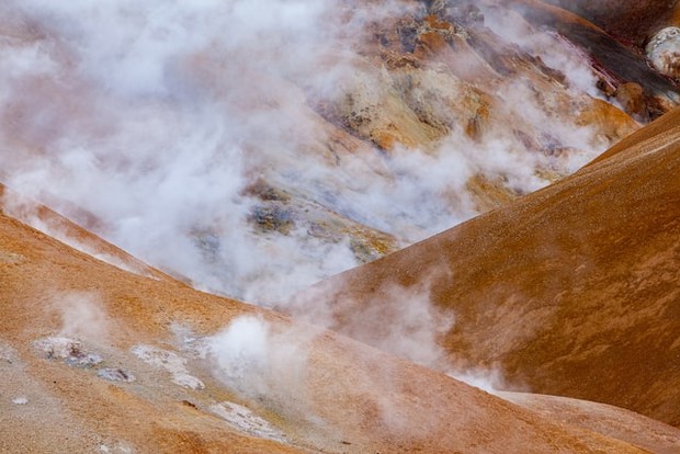 Cek potensi gunung meletus sebelum liburan/Foto: Unsplash/Chris Stenger