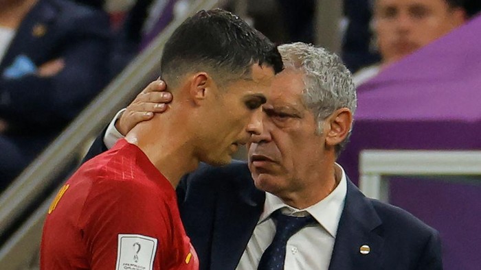 Portugals forward #07 Cristiano Ronaldo (L) talks with Portugals coach #00 Fernando Santos as he leaves the pitch after being substituted during the Qatar 2022 World Cup Group H football match between Portugal and Uruguay at the Lusail Stadium in Lusail, north of Doha on November 28, 2022. (Photo by Odd ANDERSEN / AFP) (Photo by ODD ANDERSEN/AFP via Getty Images)