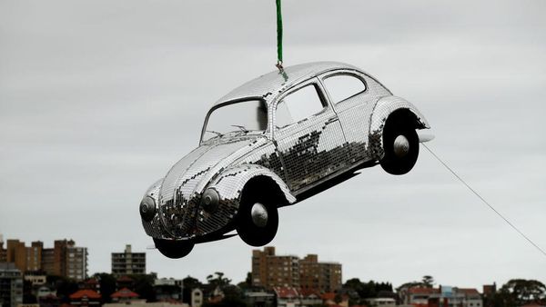 Demi Promosi, Mobil Ini Digantung di Atas Pelabuhan Sydney