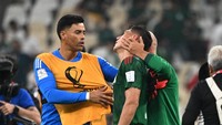 Staf pelatih Meksiko berusaha menenangkan para pemainnya.
