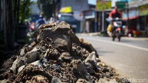 Duh! Material Galian Got Numpuk di Jalan Ki Hajar Dewantara Ciputat