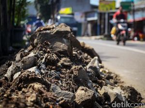Duh! Material Galian Got Numpuk di Jalan Ki Hajar Dewantara Ciputat
