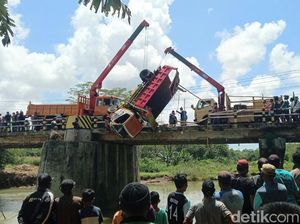 Melihat Lagi Momen Evakuasi Truk Nyemplung ke Sungai Jali Purworejo