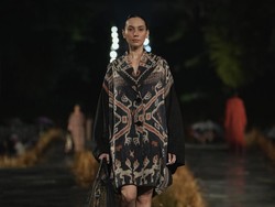 Edward Hutabarat Gelar Peragaan Kolosal di Borobudur, Dramatis Diguyur Hujan