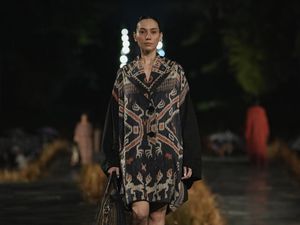 Edward Hutabarat Gelar Peragaan Kolosal di Borobudur, Dramatis Diguyur Hujan Edward Hutabarat Gelar Peragaan Kolosal di Borobudur, Dramatis Diguyur Hujan