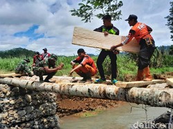 Jembatan Darurat Dibangun Buka Isolir 6 Kampung Terimbas Banjir di Banyuwangi