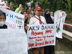 Bapak-bapak Nyamar Jadi Siswa SD Ikut Demo di Pendopo Indramayu