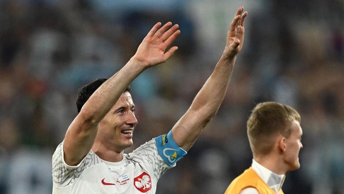 Kalah dari Argentina, Pemain Polandia Tetap Gembira Soccer Football - FIFA World Cup Qatar 2022 - Group C - Poland v Argentina - Stadium 974, Doha, Qatar - November 30, 2022
Poland's Robert Lewandowski celebrates after the match as Poland qualify for the knockout stages REUTERS/Dylan Martinez