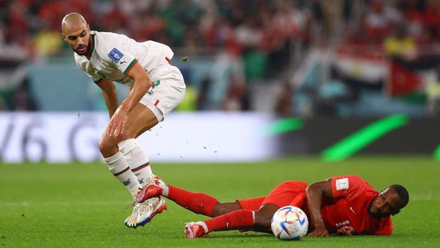 Soccer Football - FIFA World Cup Qatar 2022 - Group F - Canada v Morocco - Al Thumama Stadium, Doha, Qatar - December 1, 2022 Canada's Junior Hoilett in action with Morocco's Sofyan Amrabat REUTERS/Lee Smith