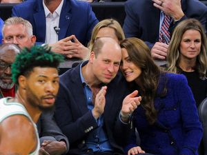 7 Foto Kate Middleton Nonton Basket Saat Berkunjung ke AS, Malah Disoraki 7 Foto Kate Middleton Nonton Basket Saat Berkunjung ke AS, Malah Disoraki
