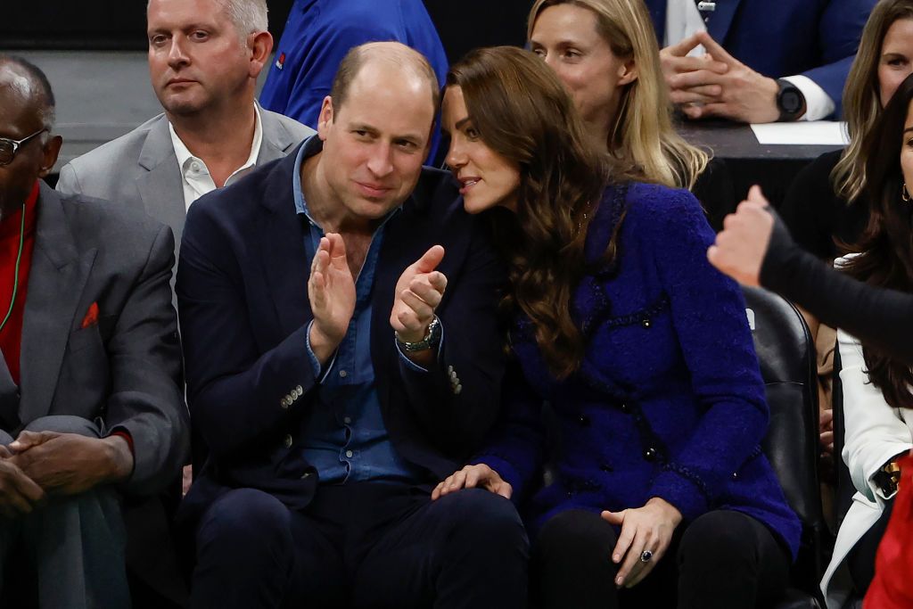Kate Middleton dan Pangeran William di Boston BOSTON, MA - NOVEMBER 30: Prince William, Prince of Wales and Catherine, Princess of Wales, center, watch the NBA basketball game between the Boston Celtics and the Miami Heat during the first quarter at TD Garden on November 30, 2022 in Boston, Massachusetts. NOTE TO USER: User expressly acknowledges and agrees that, by downloading and/or using this Photograph, user is consenting to the terms and conditions of the Getty Images License Agreement. (Photo By Winslow Townson/Getty Images)