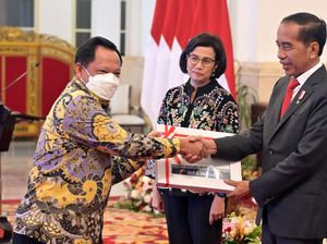 Mendagri Tito Karnavian Terima DIPA 2023 dari Presiden Jokowi Mendagri Tito Karnavian Terima DIPA 2023 dari Presiden Jokowi